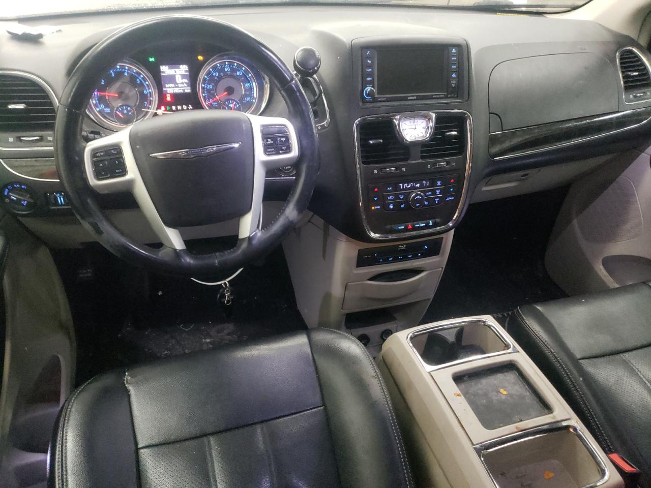 2014 Chrysler Town & Country - Image 8