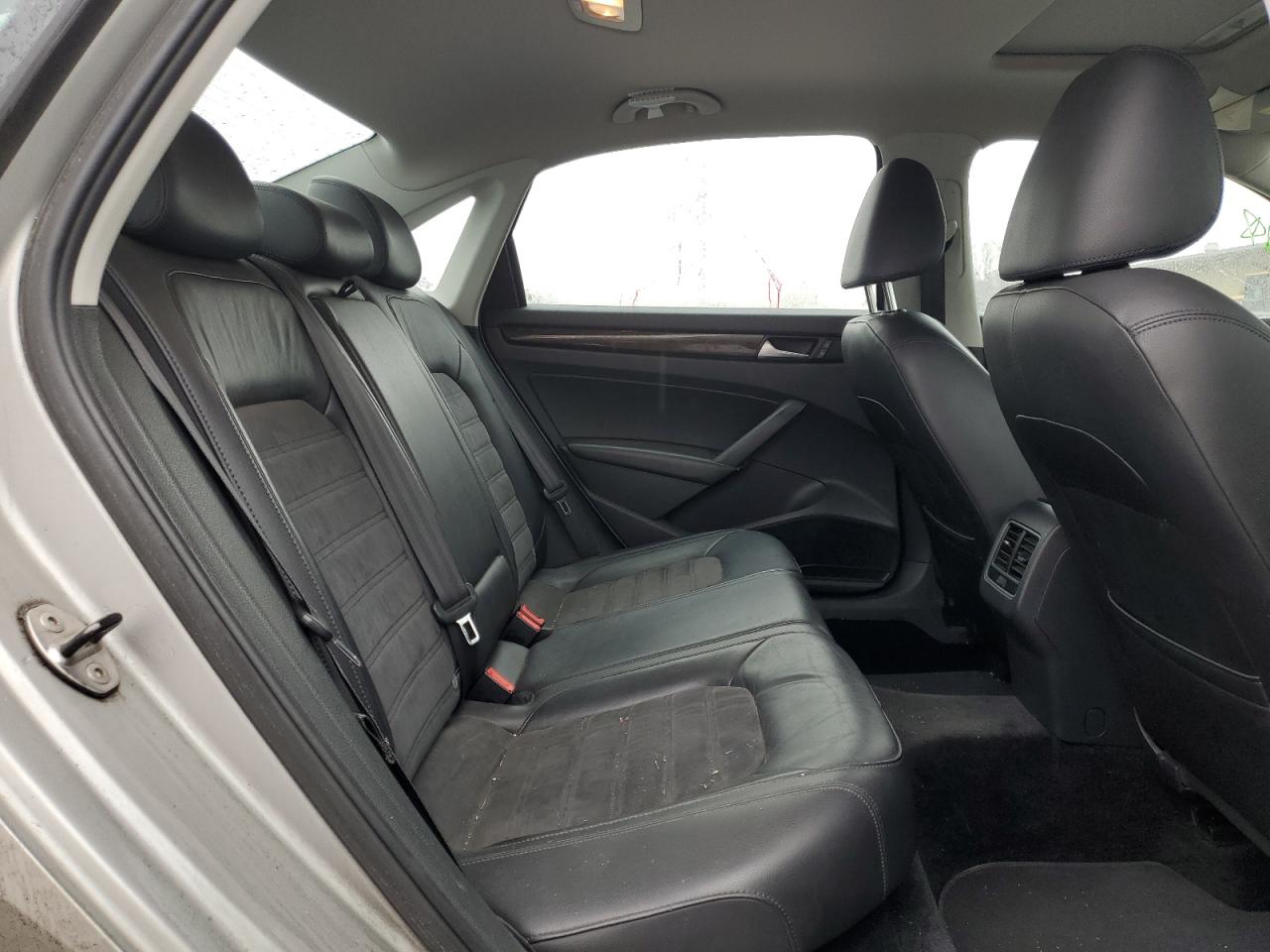 2014 Volkswagen Passat - Image 10