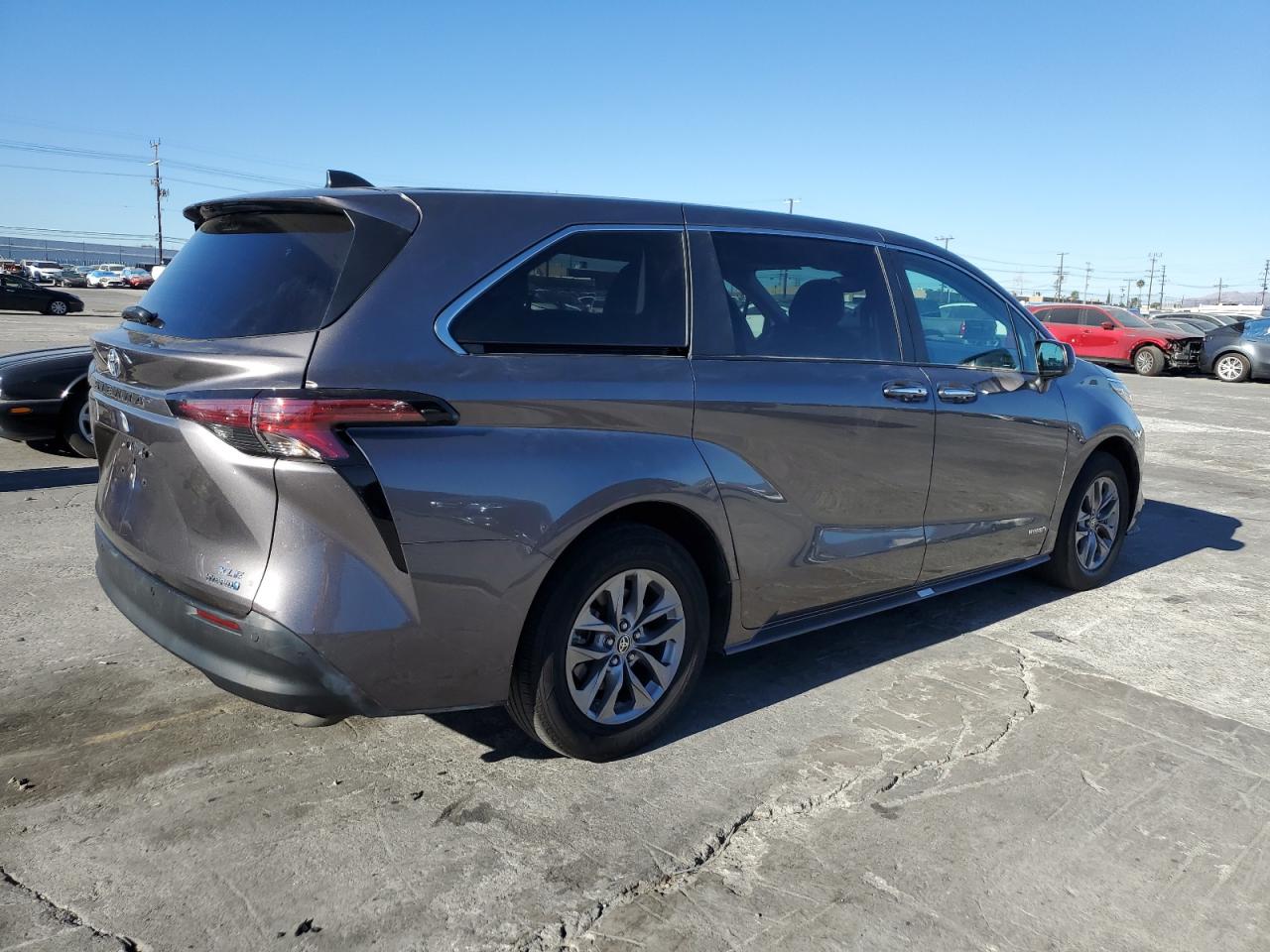 2021 Toyota Sienna - Image 3