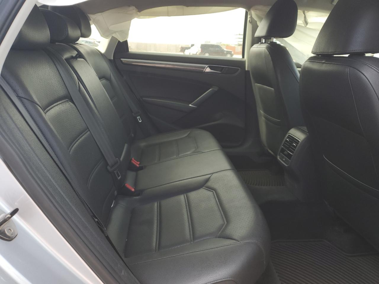 2017 Volkswagen Passat - Image 10