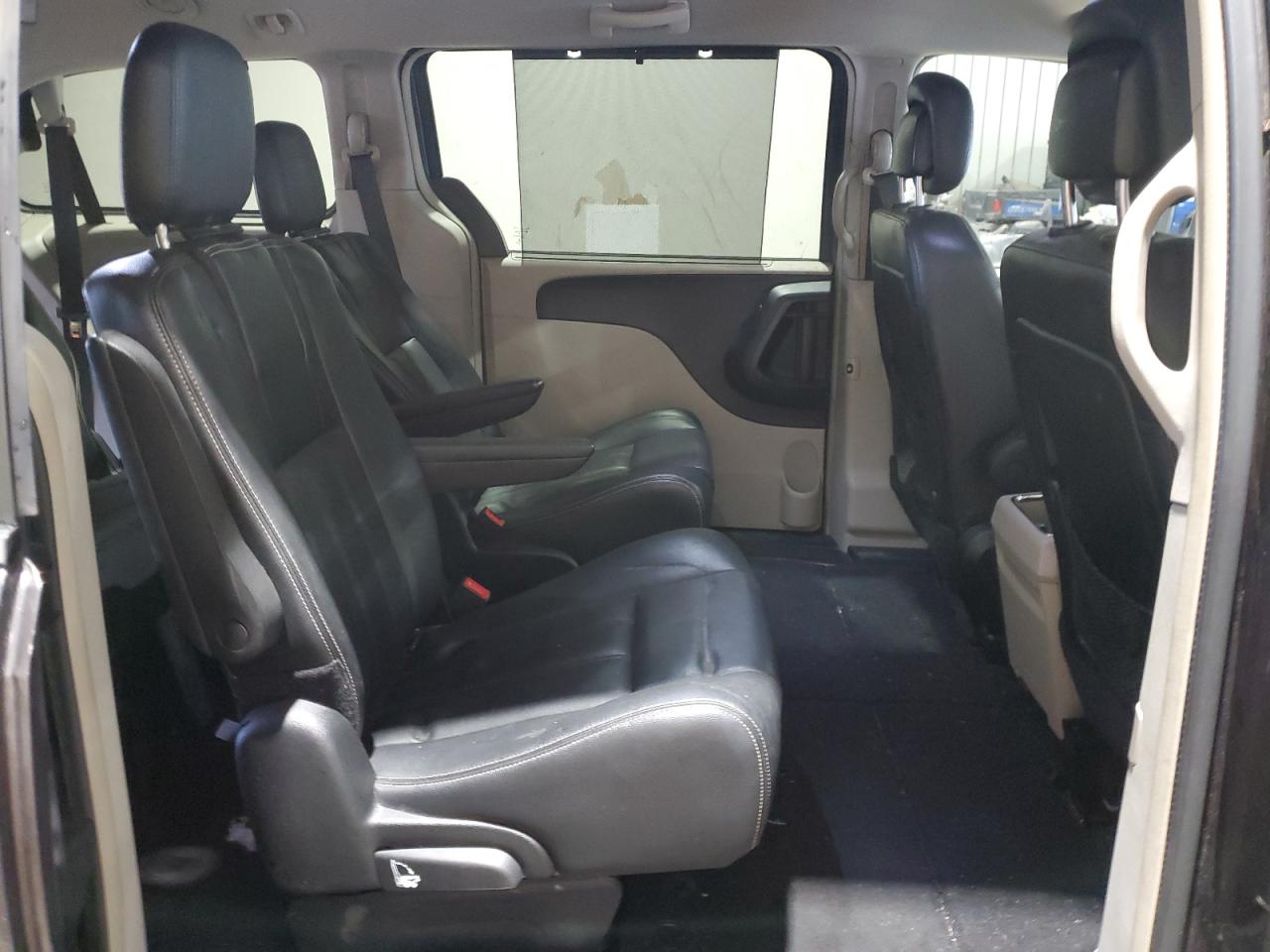 2015 Chrysler Town & Country - Image 11