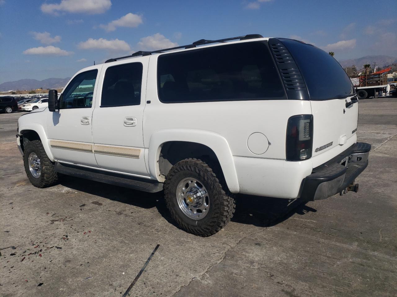2004 Chevrolet Suburban - Image 2