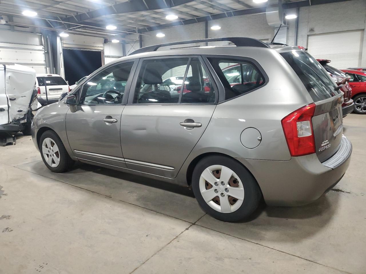2009 Kia Rondo - Image 2