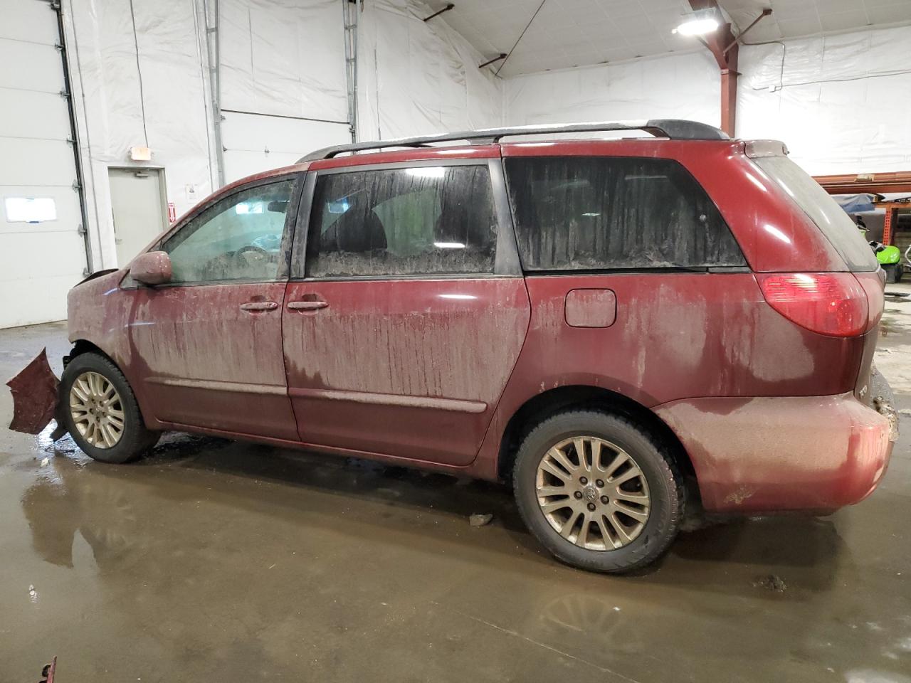 2009 Toyota Sienna - Image 2