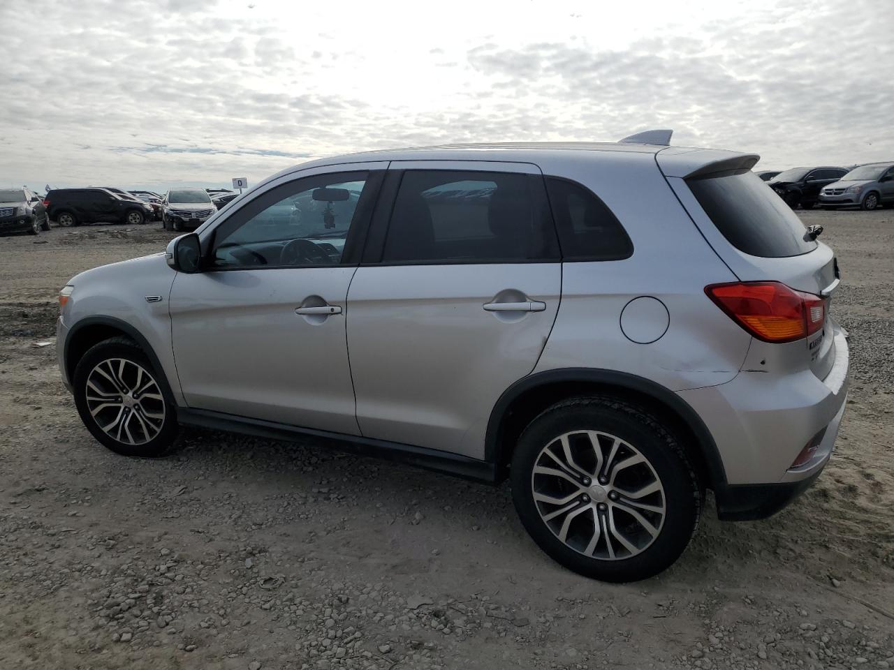 2019 Mitsubishi Outlander - Image 2