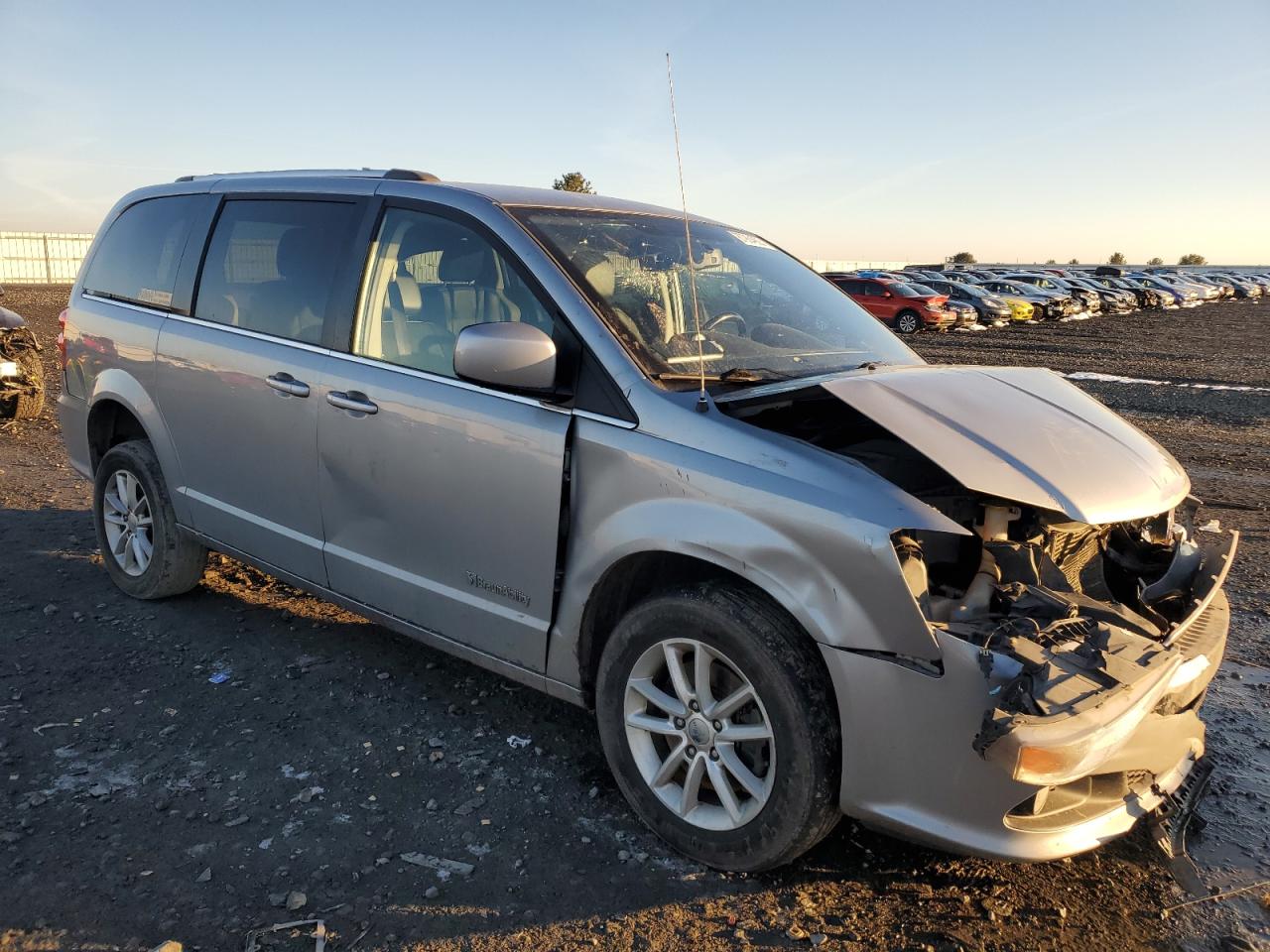 2018 Dodge Caravan - Image 4