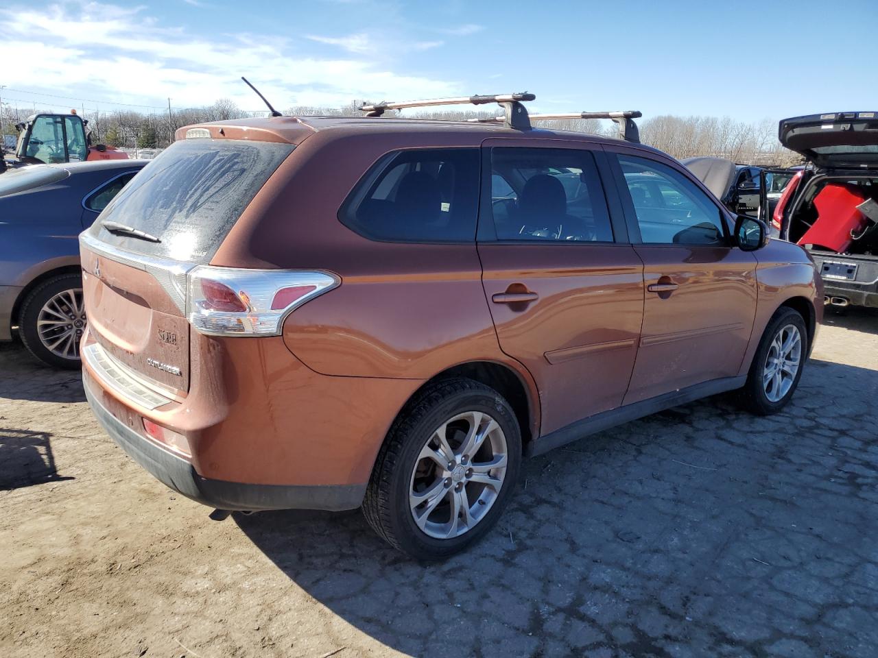 2014 Mitsubishi Outlander - Image 3