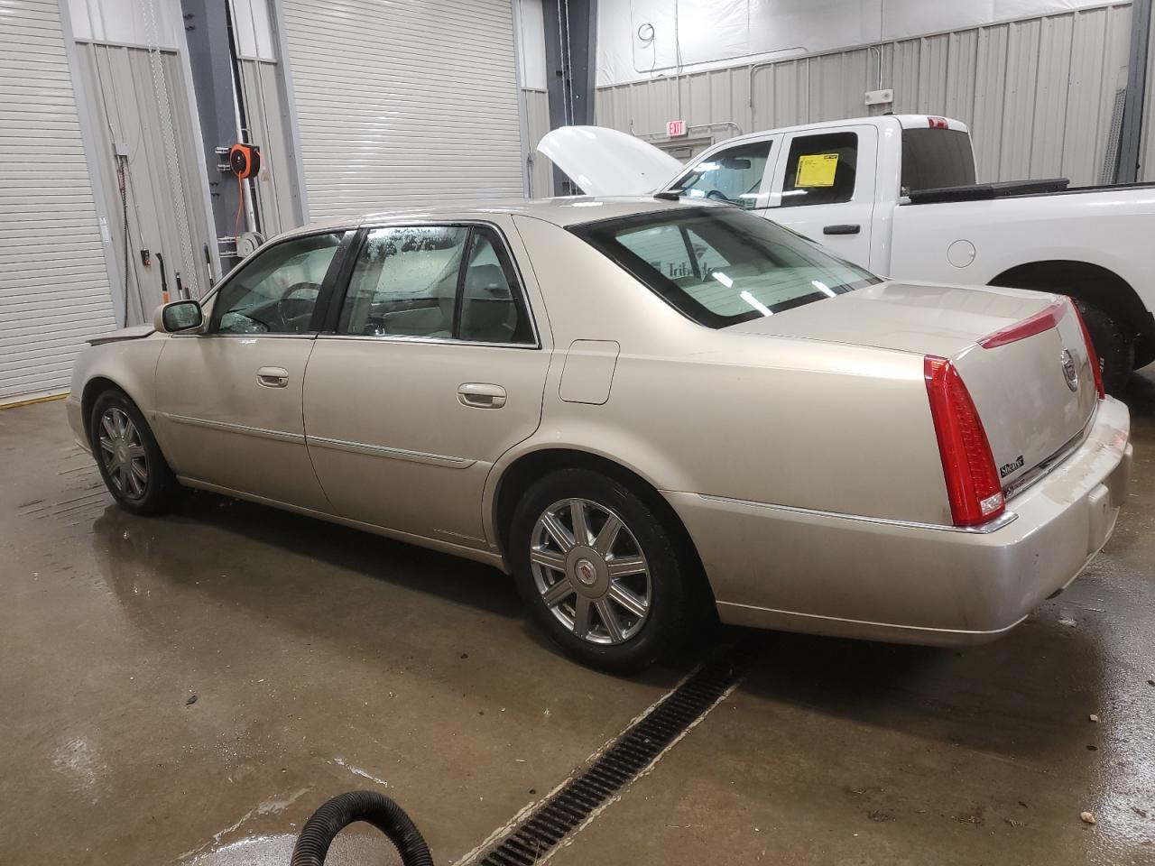 2008 Cadillac DTS - Image 2