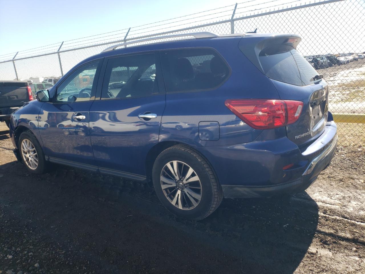 2017 Nissan Pathfinder - Image 2