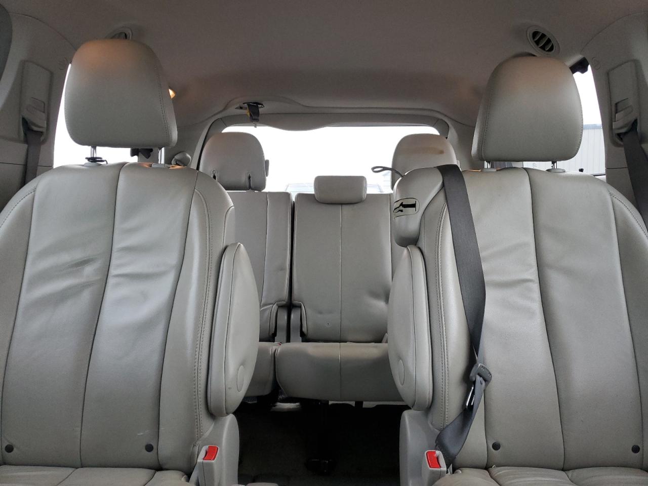 2013 Toyota Sienna - Image 10
