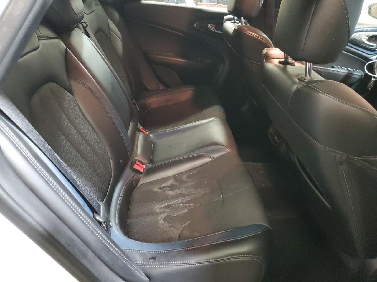 2015 Chrysler 200 - Image 10