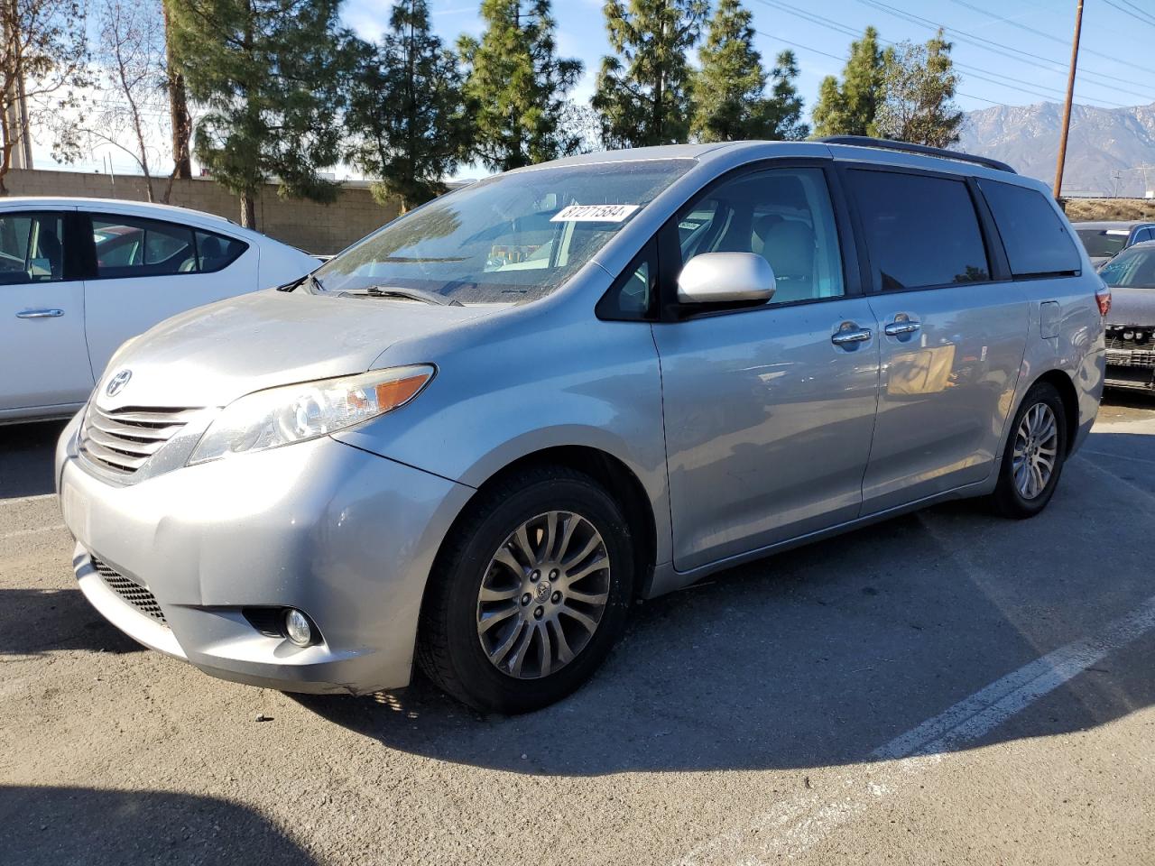 2015 Toyota Sienna - Image 1