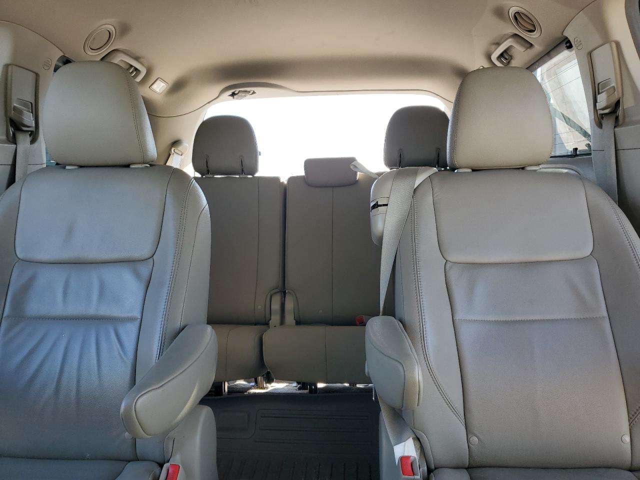 2015 Toyota Sienna - Image 10