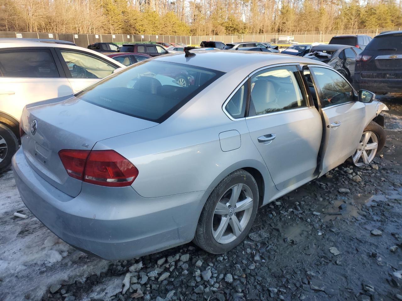 2014 Volkswagen Passat - Image 3