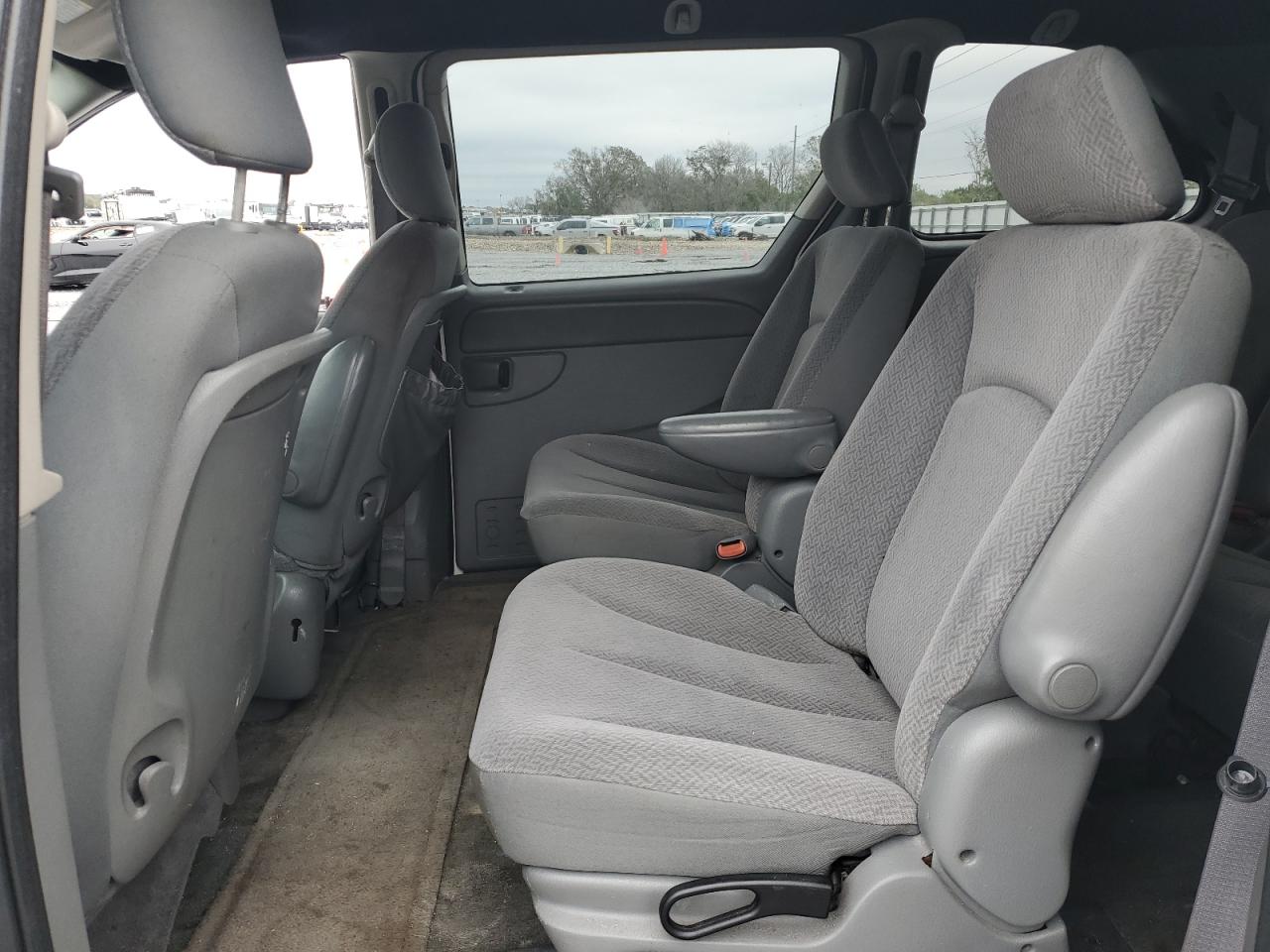 2006 Dodge Caravan - Image 11