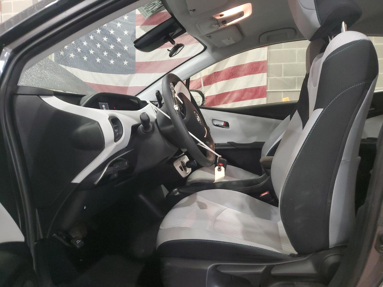 2017 Toyota Prius - Image 7