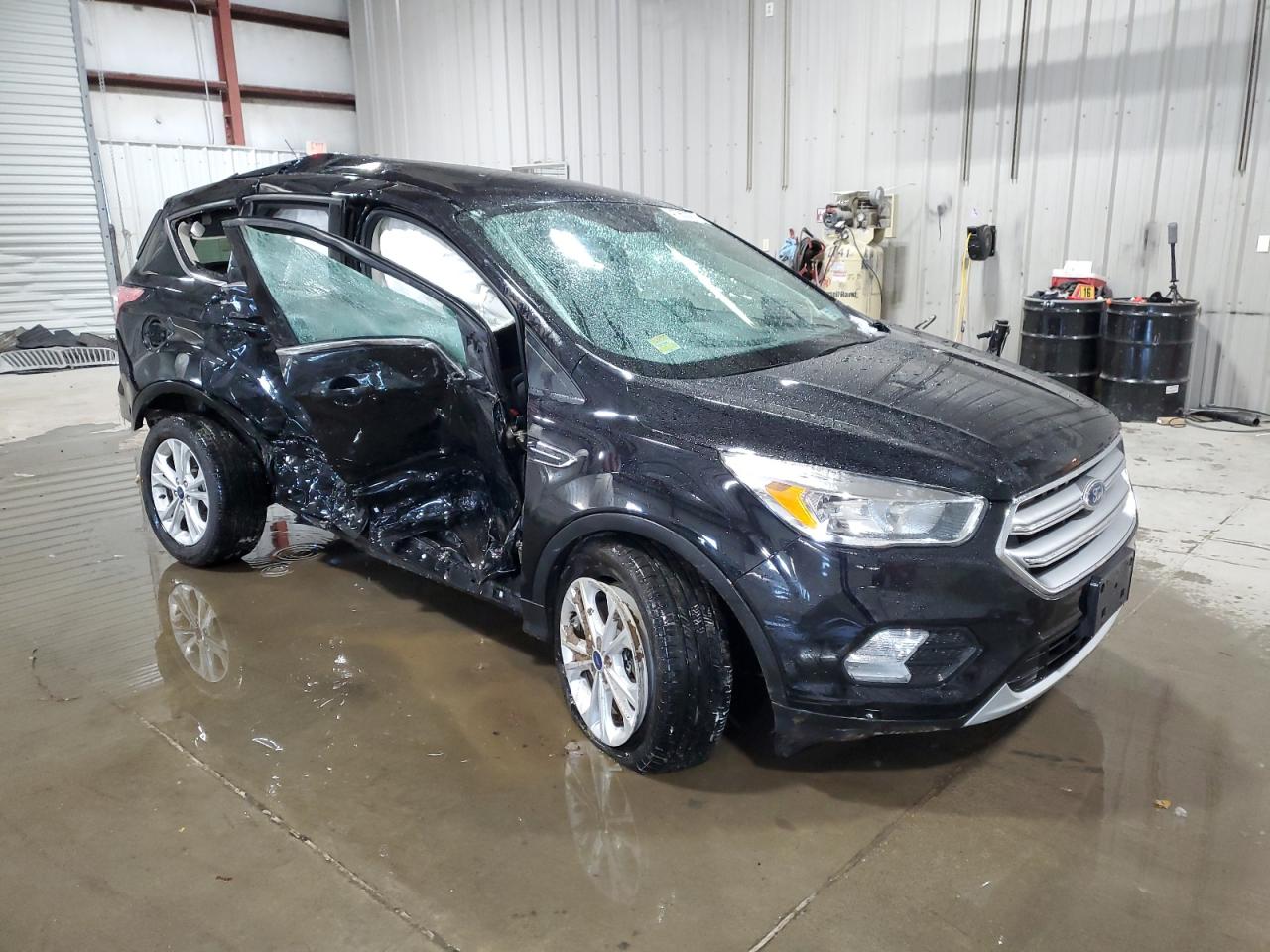 VIN 1FMCU9GD6HUD99477 2017 FORD ESCAPE no.4