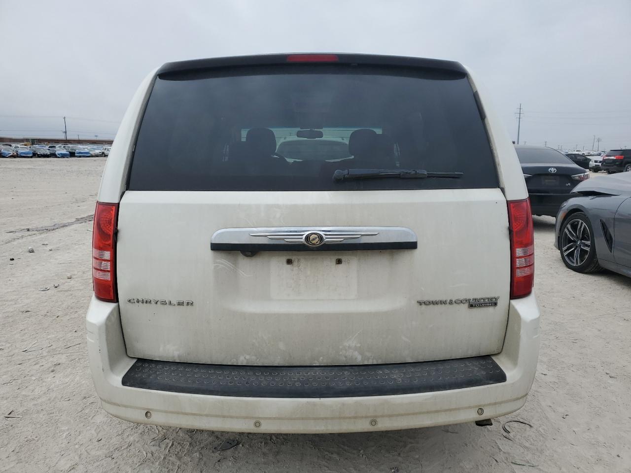 2010 Chrysler Town & Country - Image 6