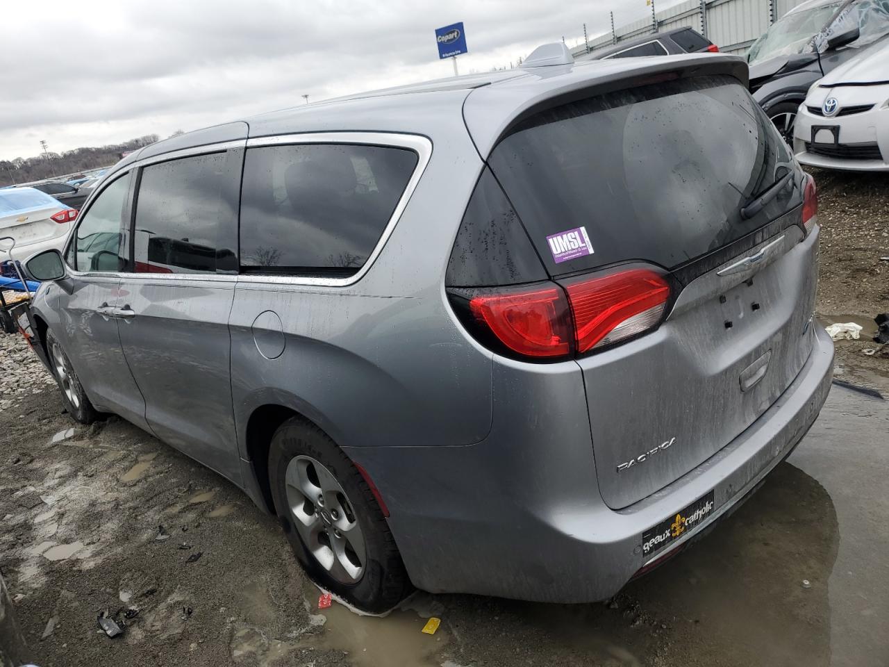 2018 Chrysler Pacifica - Image 2