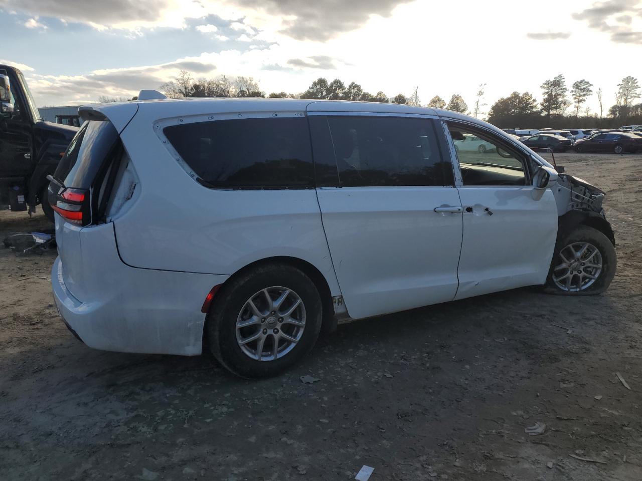 2022 Chrysler Pacifica - Image 3