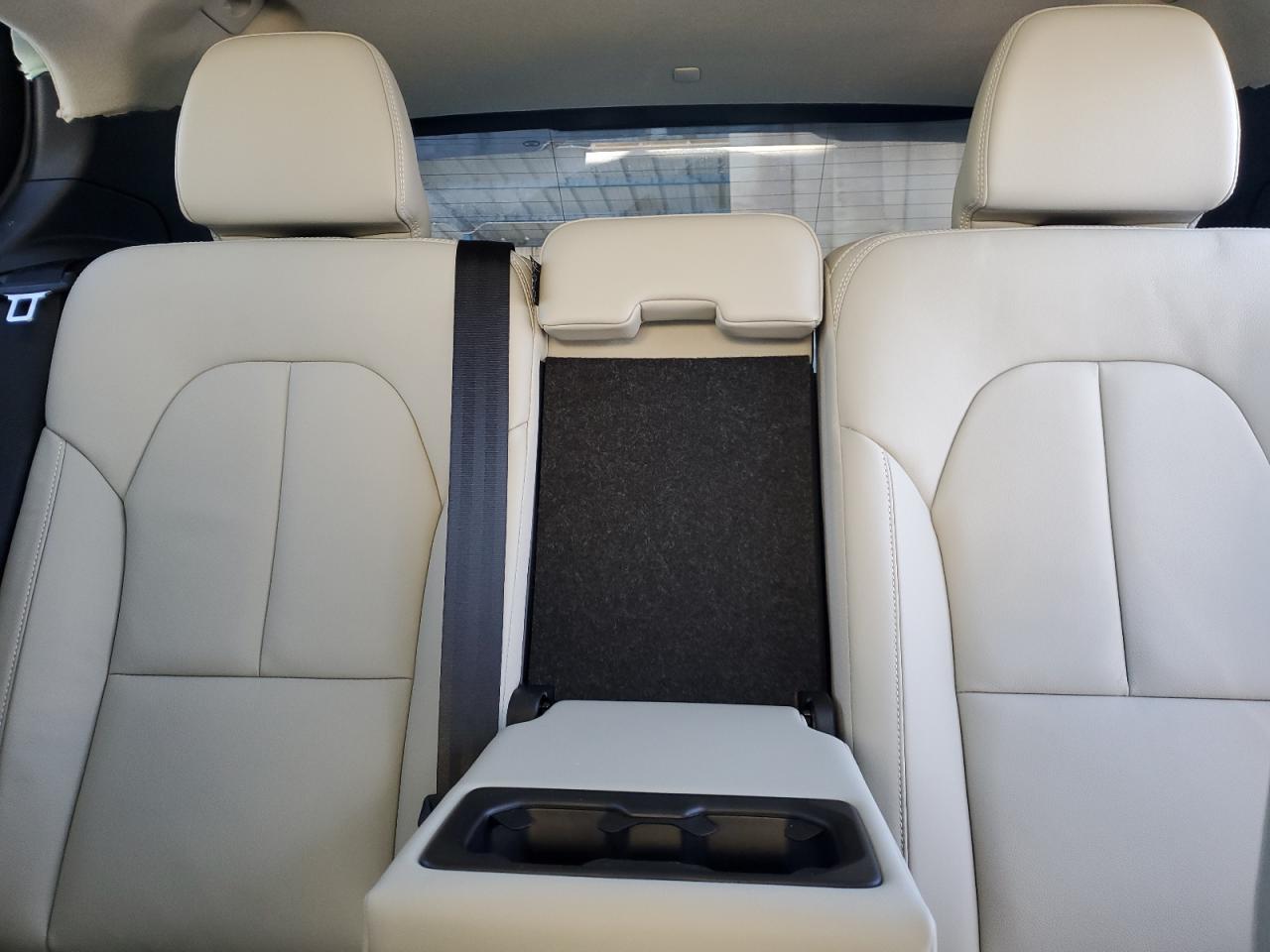 2022 Volvo XC40 - Image 10
