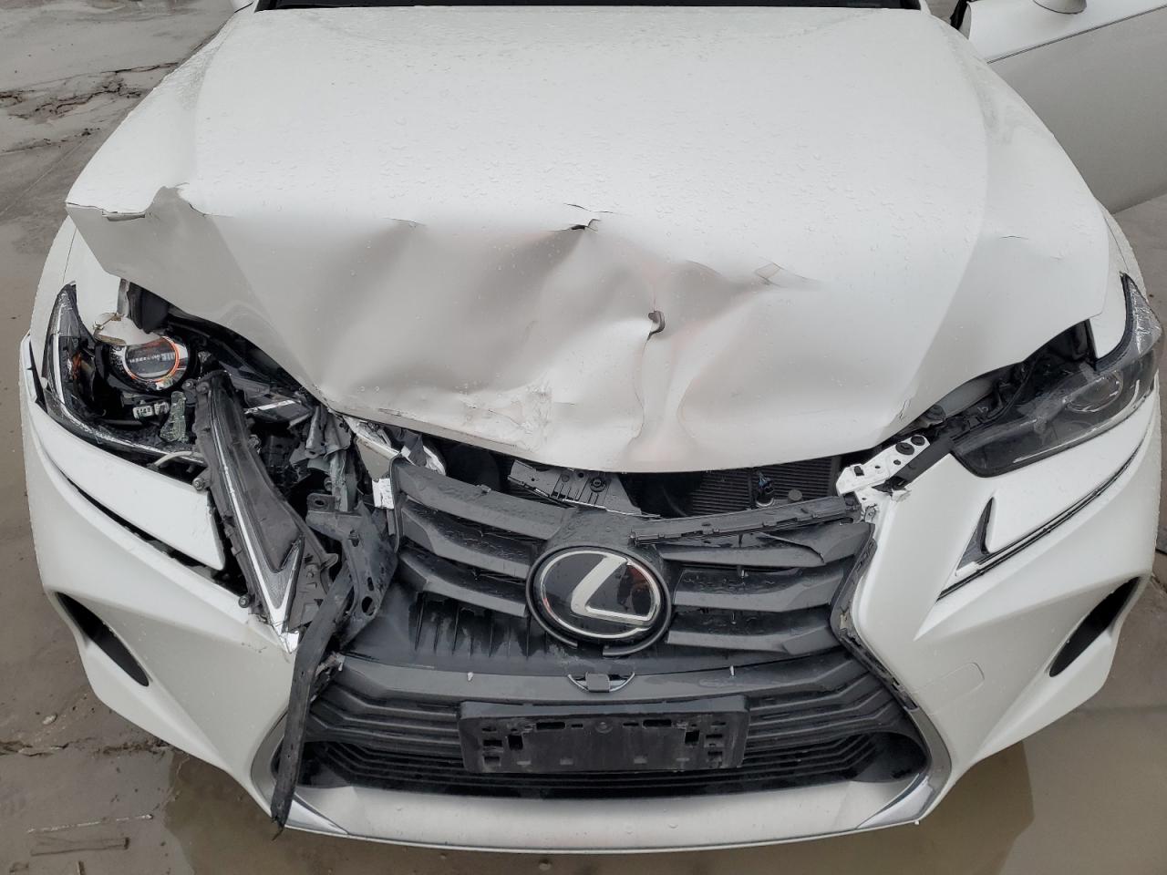 2018 Lexus IS - Image 11