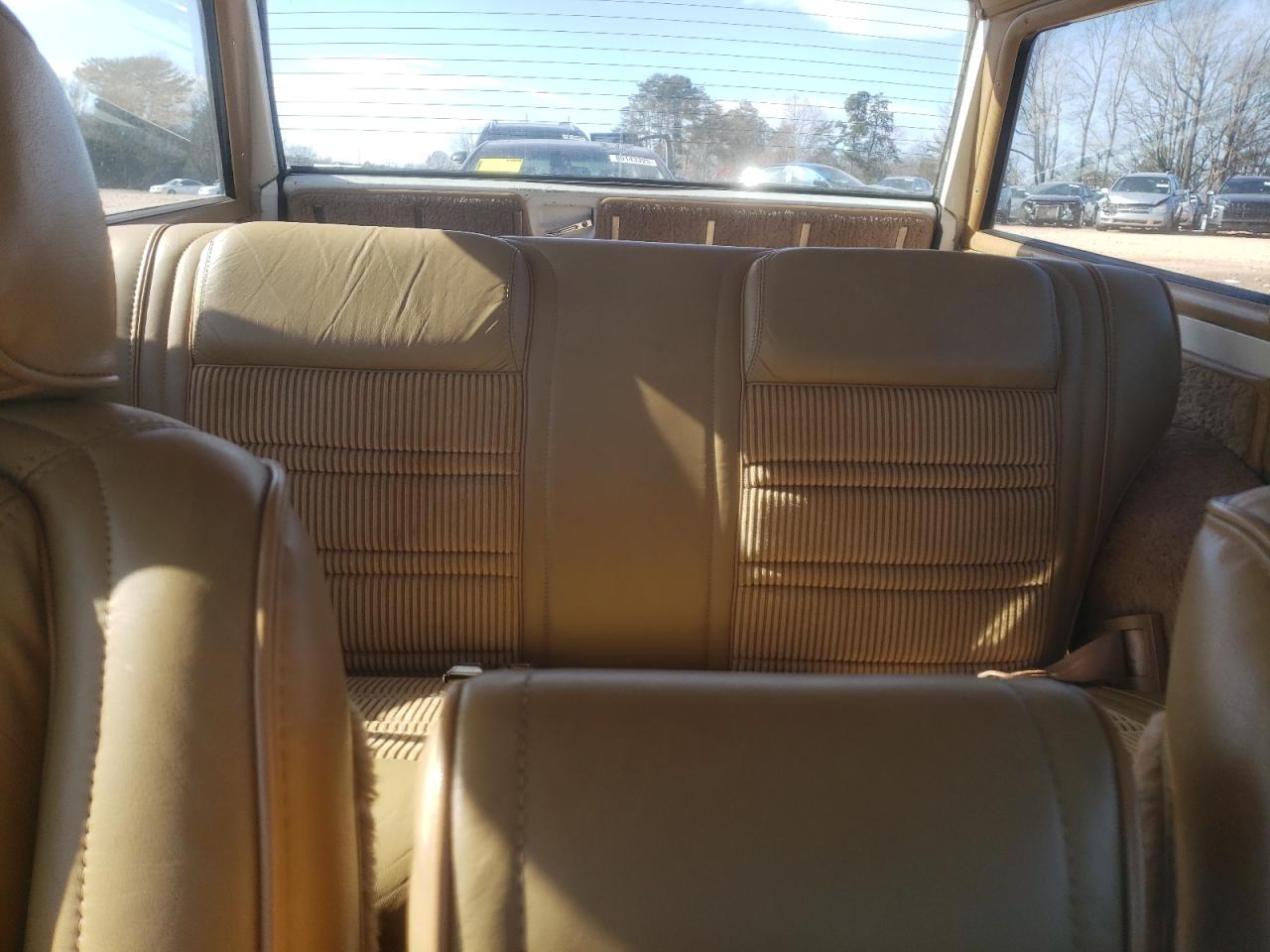 1988 Jeep Grand Wagoneer - Image 10