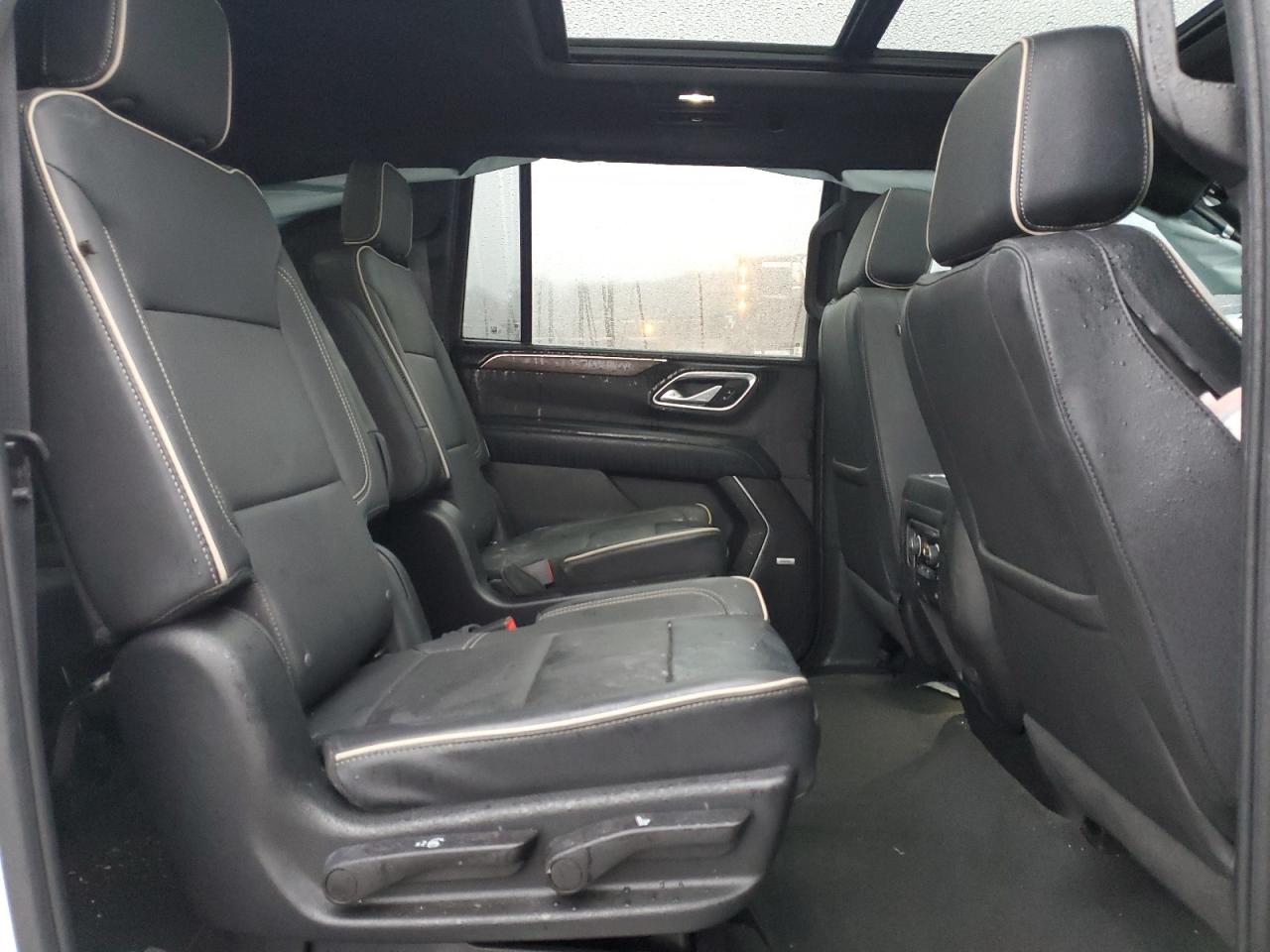2023 Chevrolet Suburban - Image 11