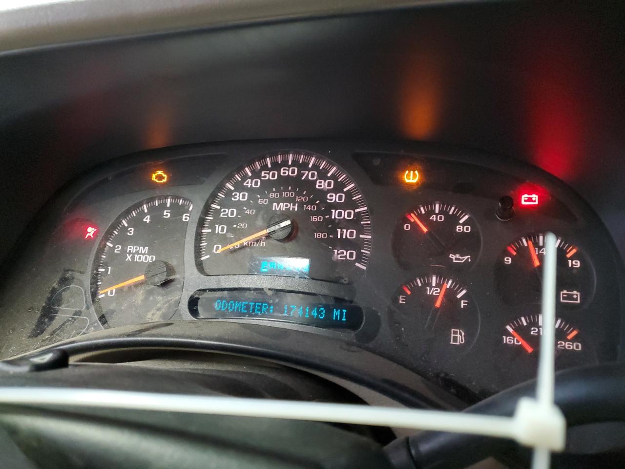 2004 Chevrolet Suburban - Image 9