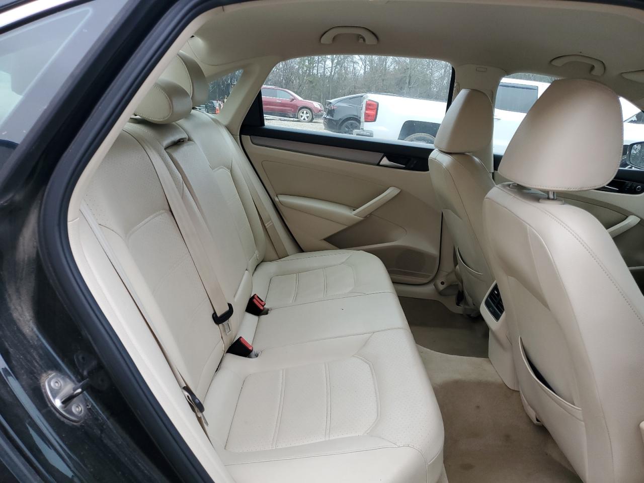 2014 Volkswagen Passat - Image 10