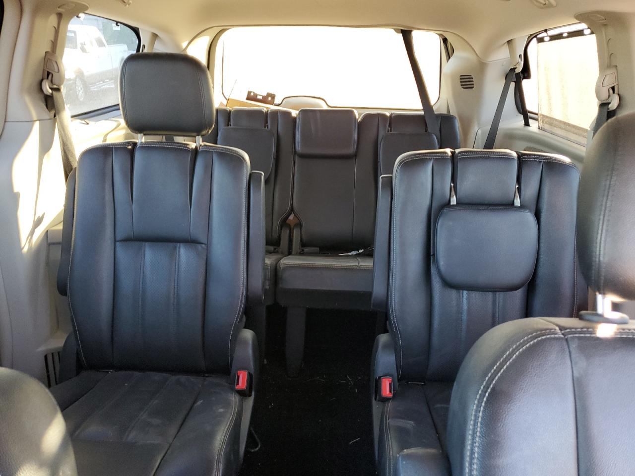 2013 Chrysler Town & Country - Image 10