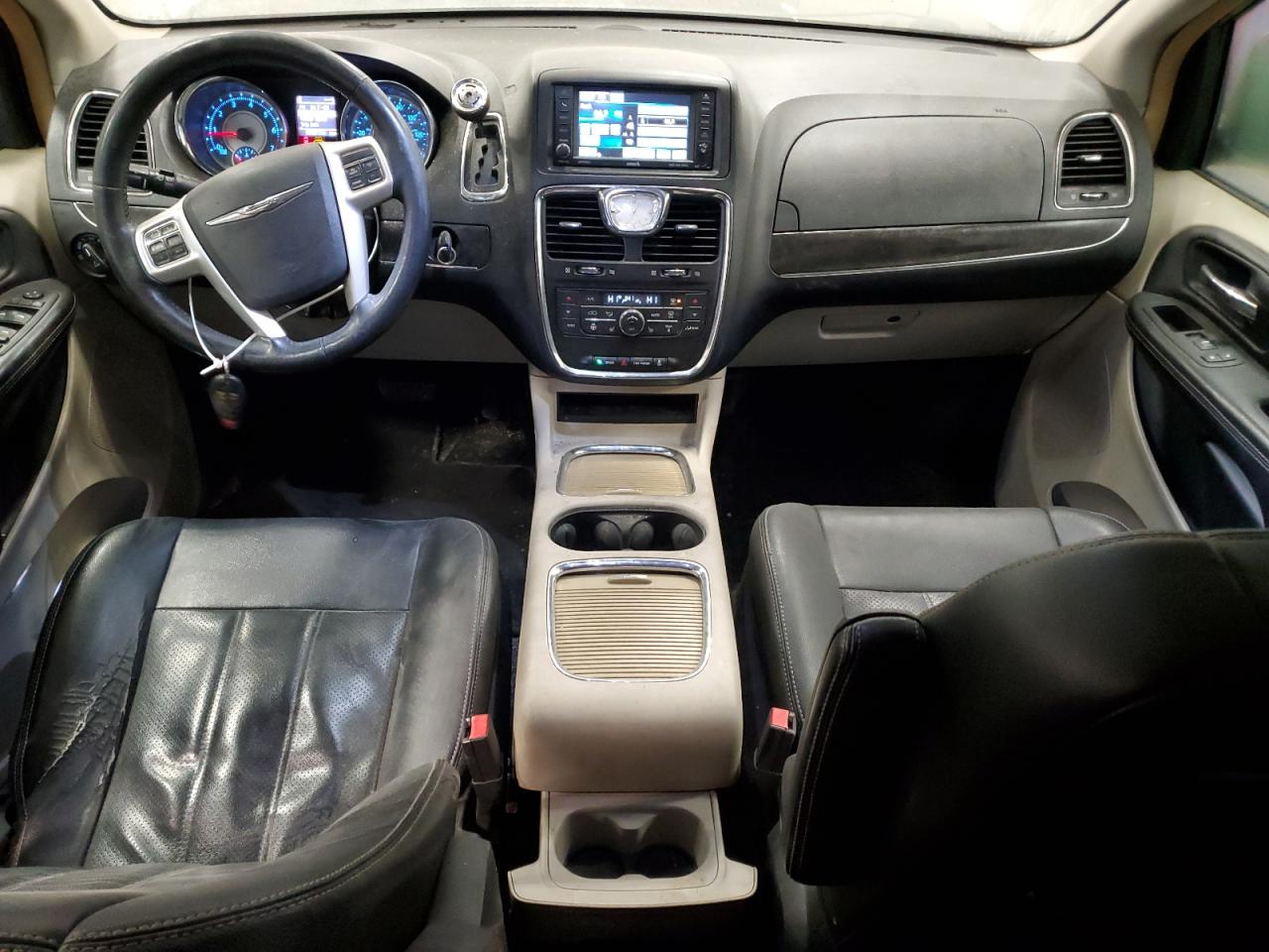 2015 Chrysler Town & Country - Image 8