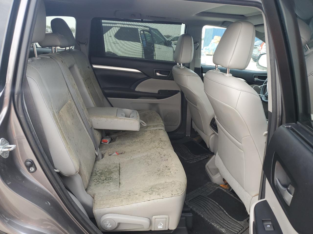 2016 Toyota Highlander - Image 11