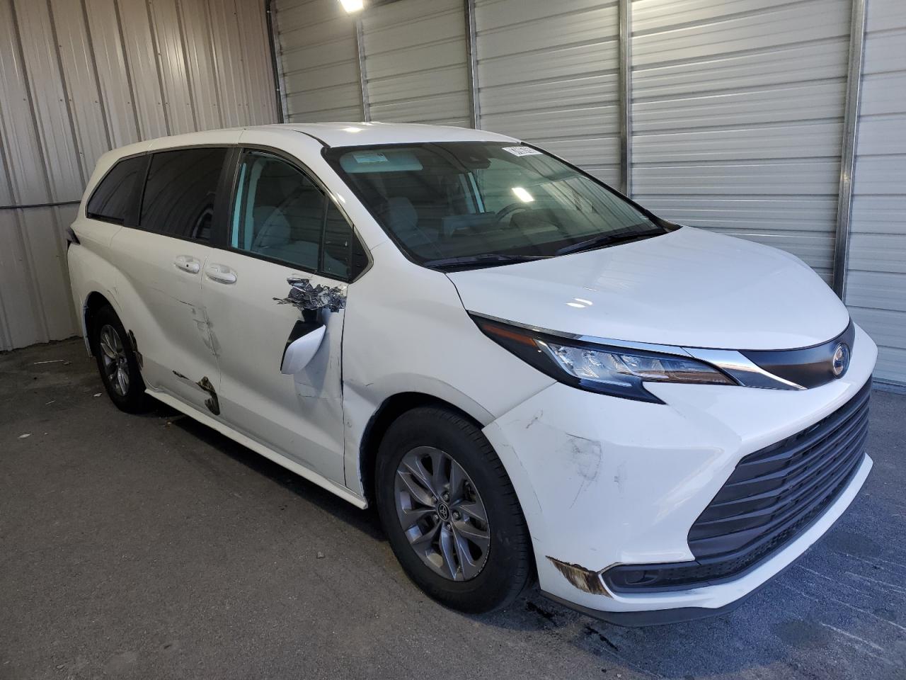 2022 Toyota Sienna - Image 4