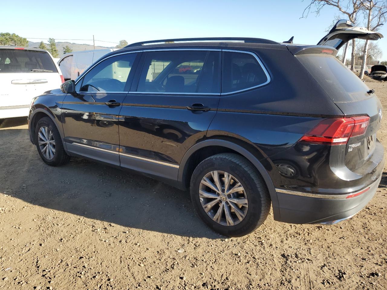 2018 Volkswagen Tiguan - Image 2