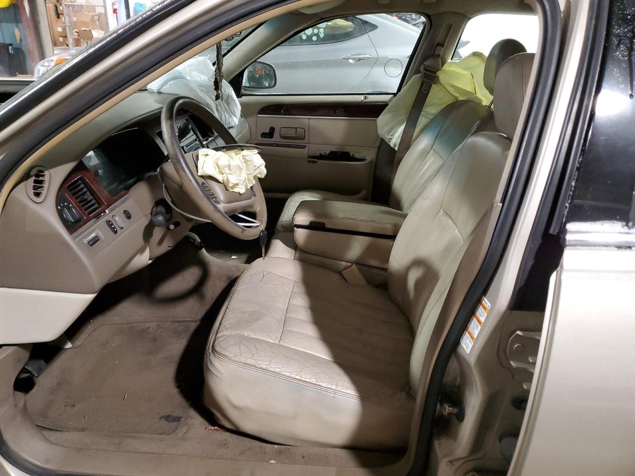 2004 Lincoln Town Car - Image 7