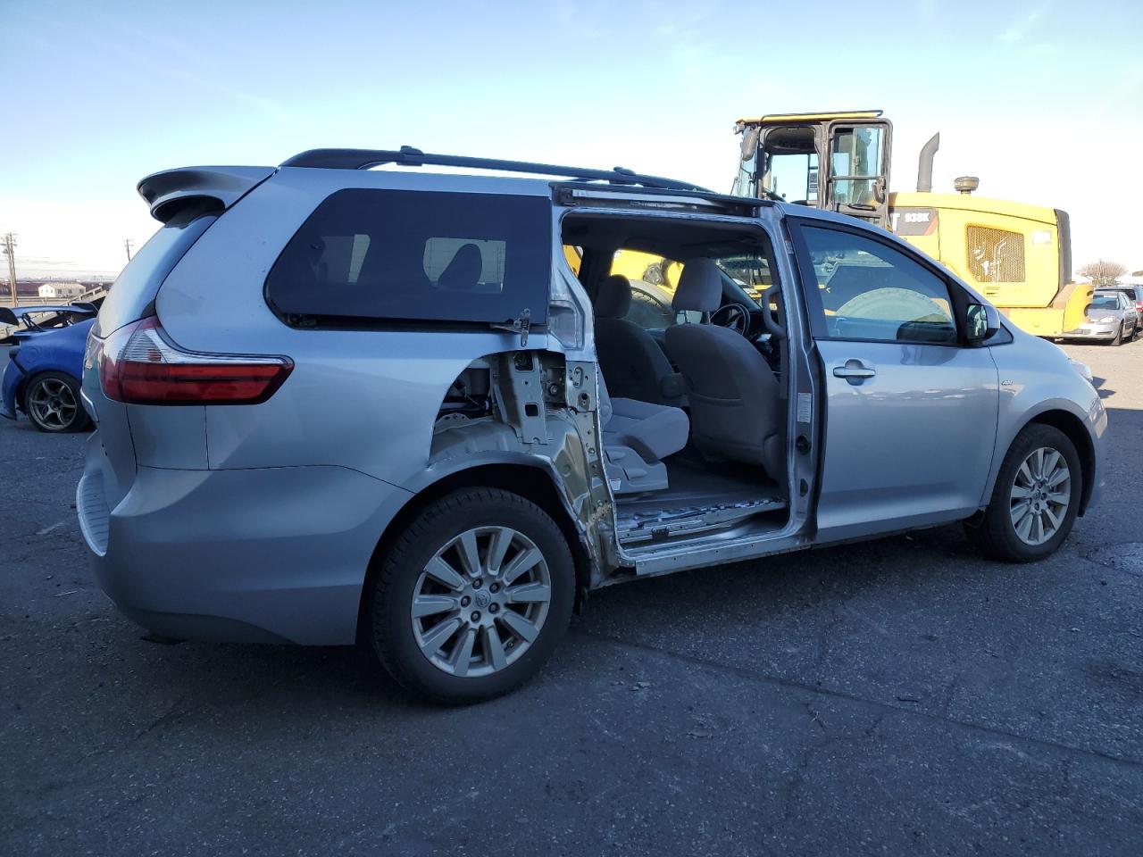 2017 Toyota Sienna - Image 3
