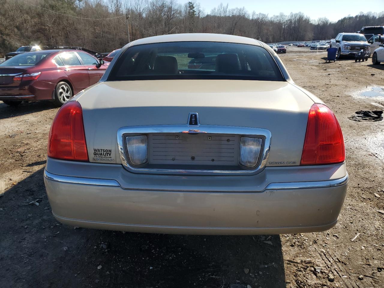 2011 Lincoln Town Car - Image 6