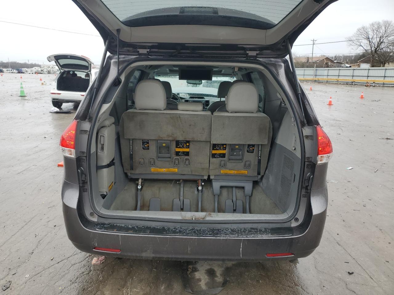 2011 Toyota Sienna - Image 6