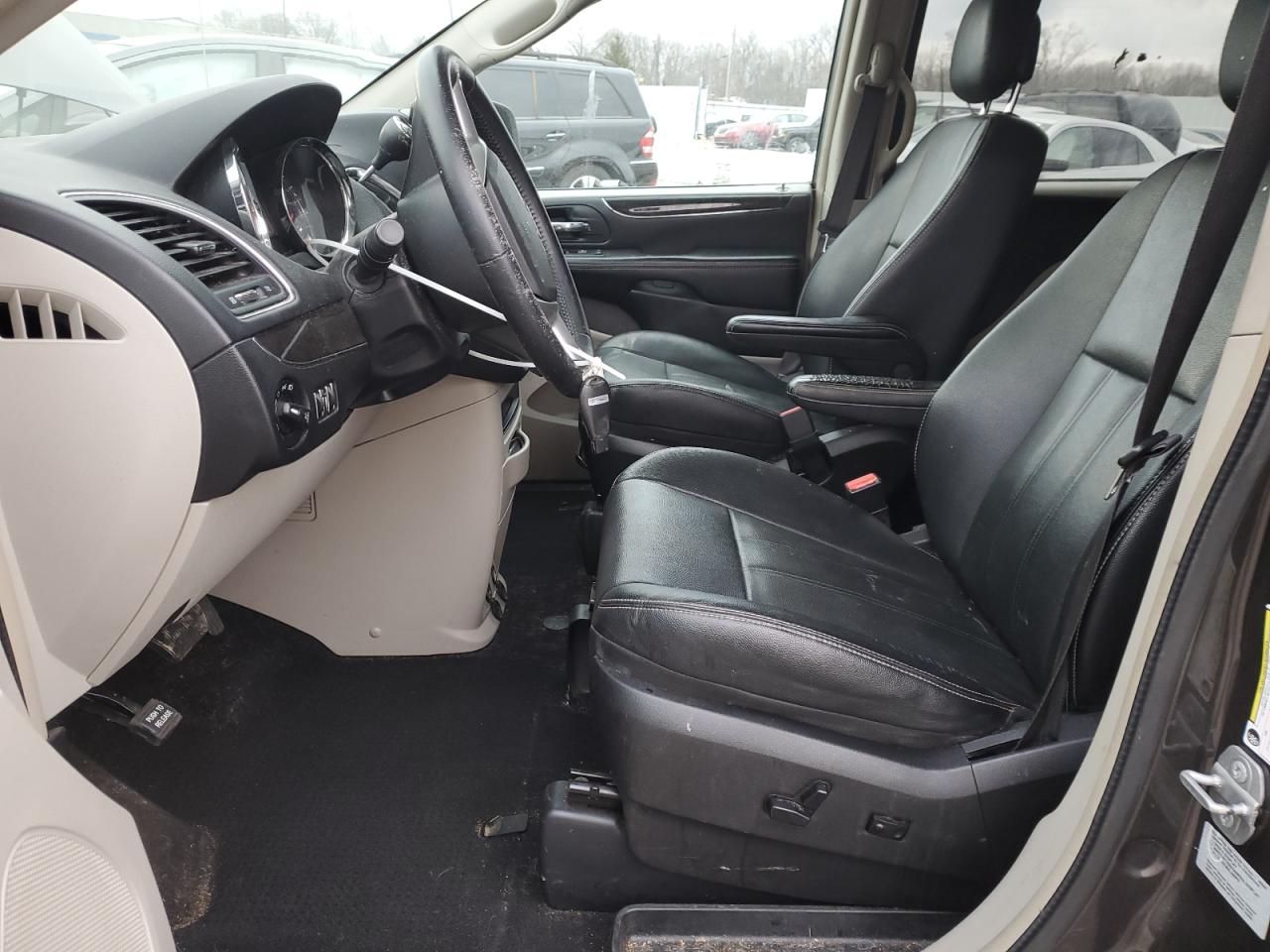 2016 Chrysler Town & Country - Image 7