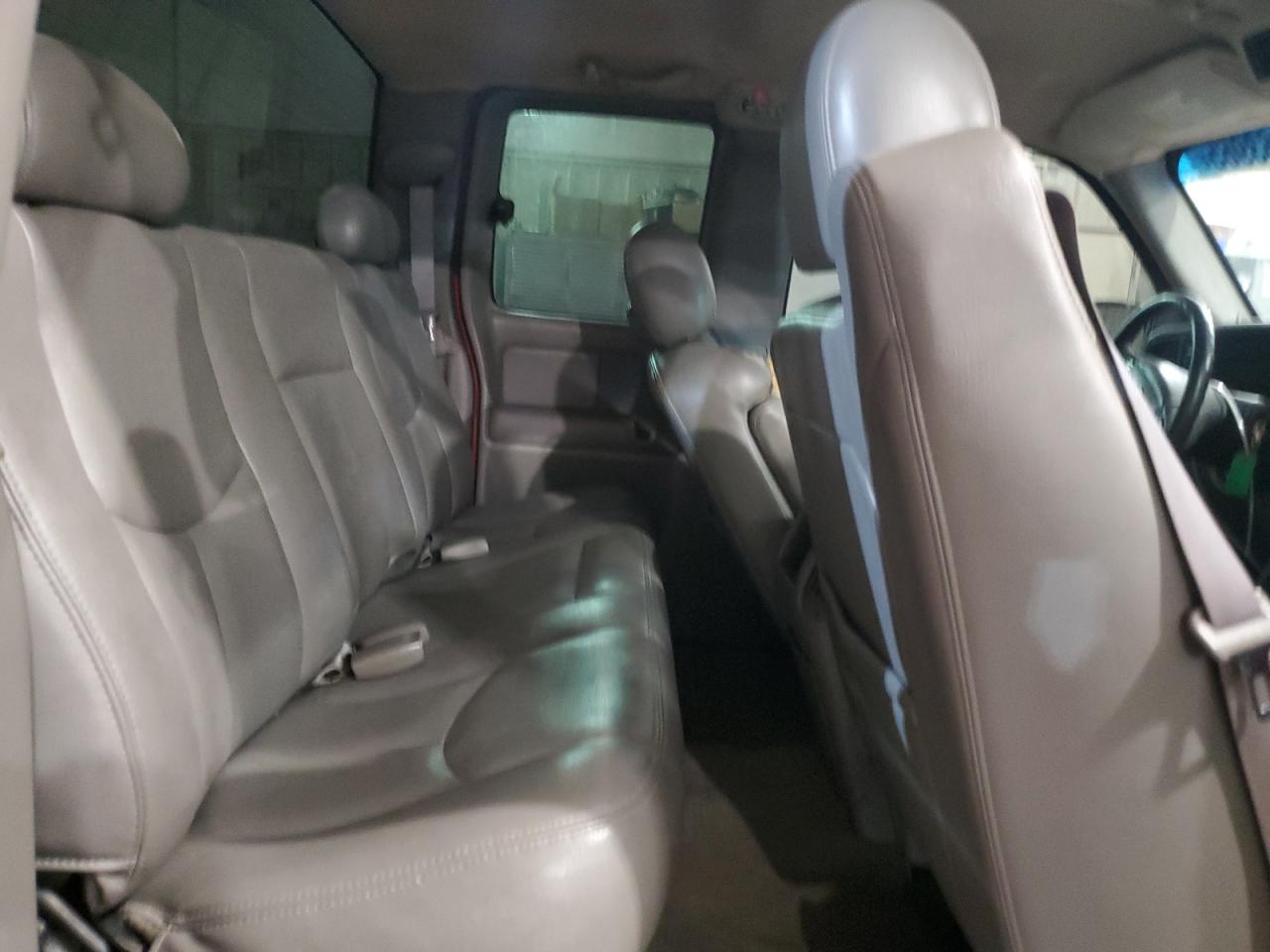 2004 Chevrolet Silverado - Image 10