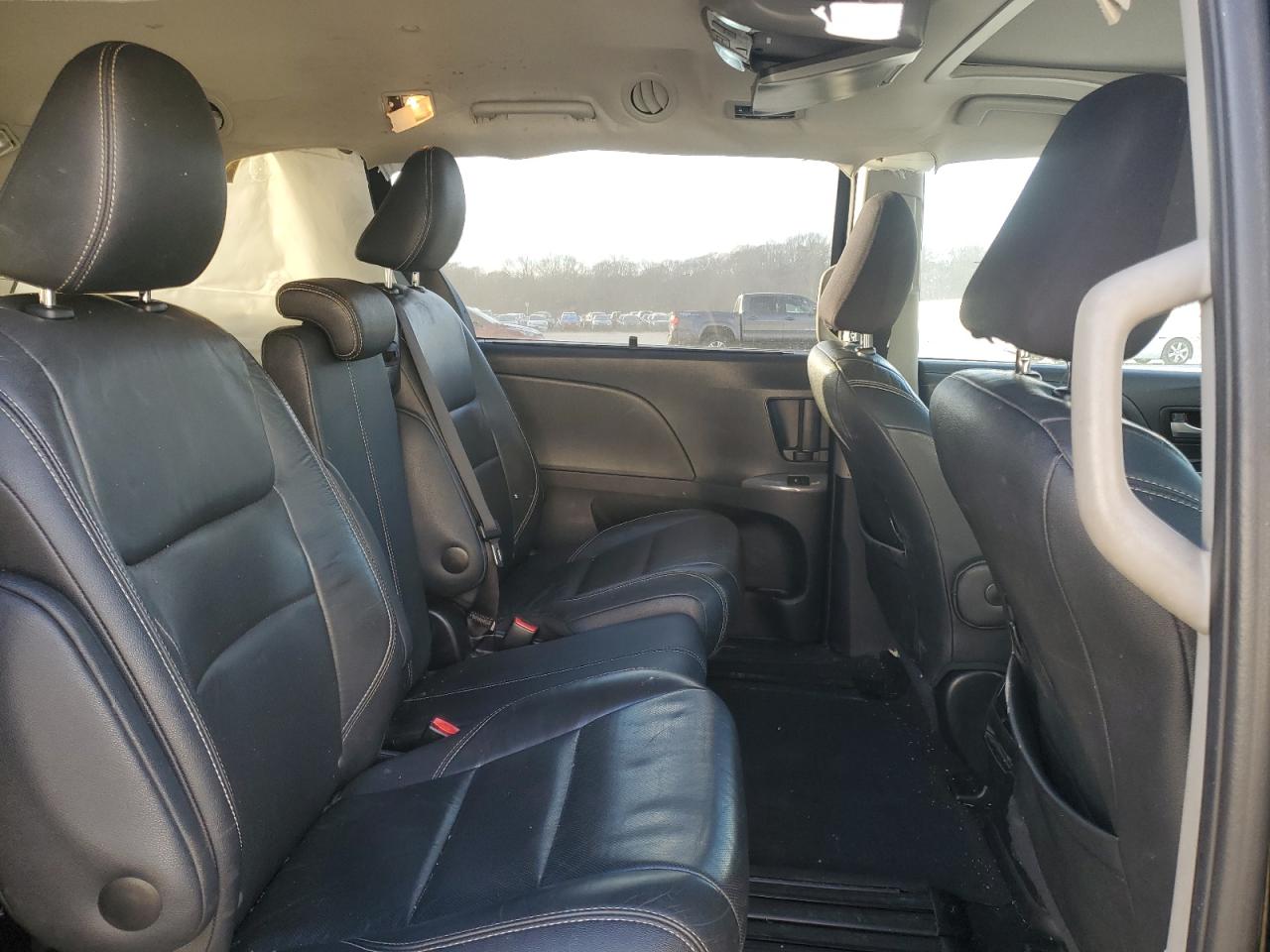 2015 Toyota Sienna - Image 11