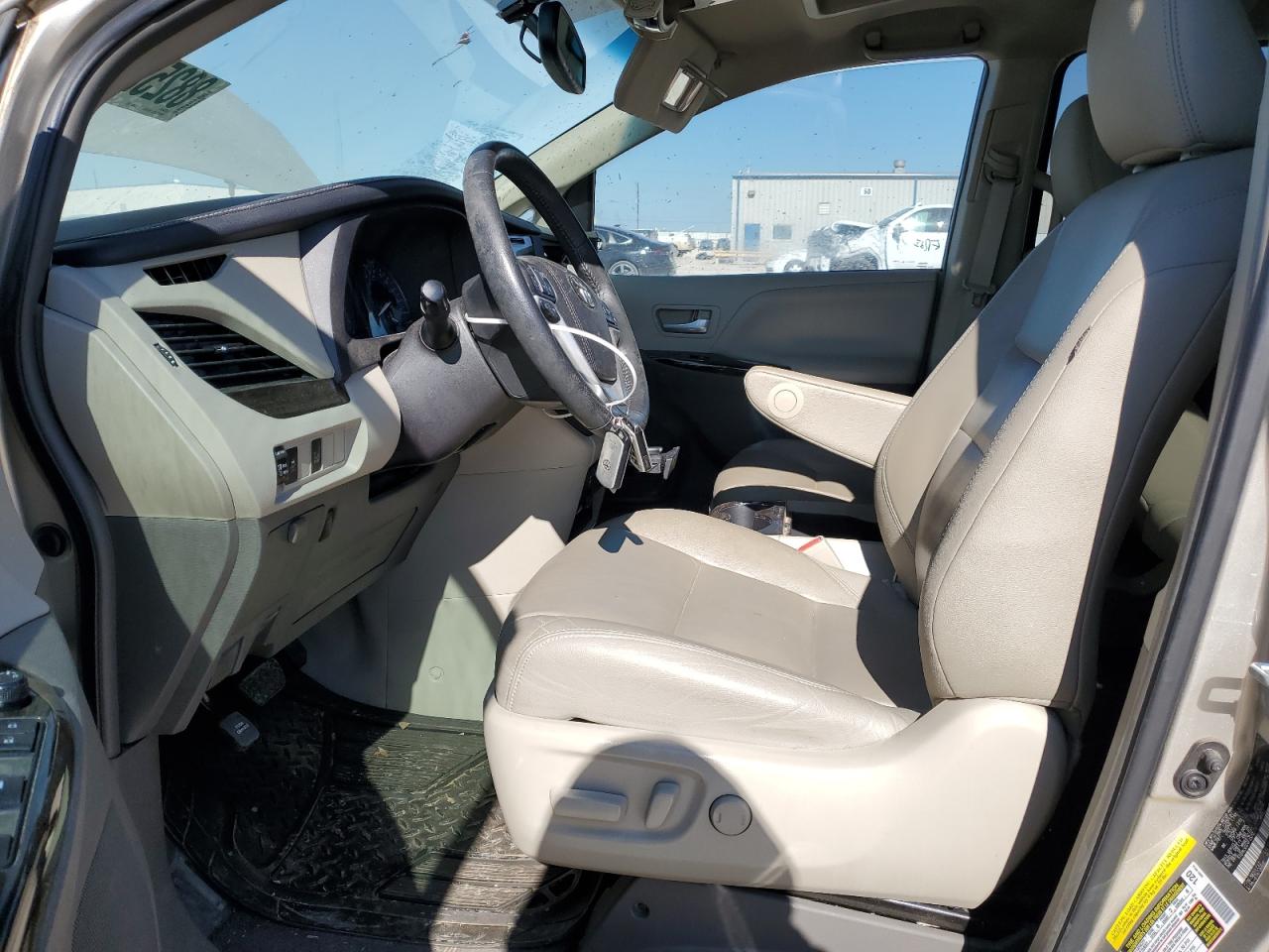 2015 Toyota Sienna - Image 7