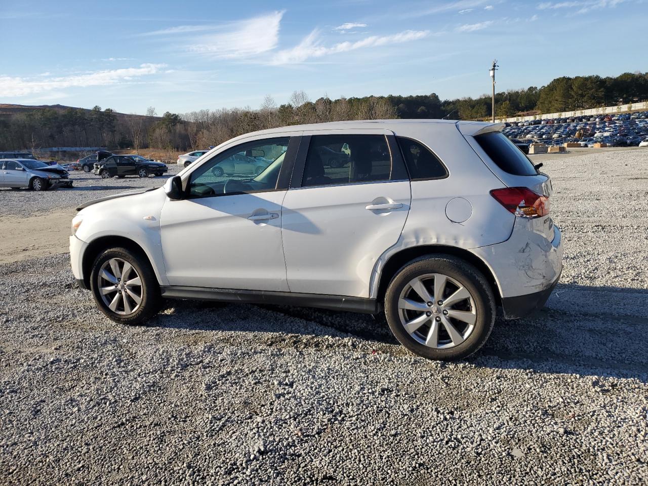 2015 Mitsubishi Outlander - Image 2
