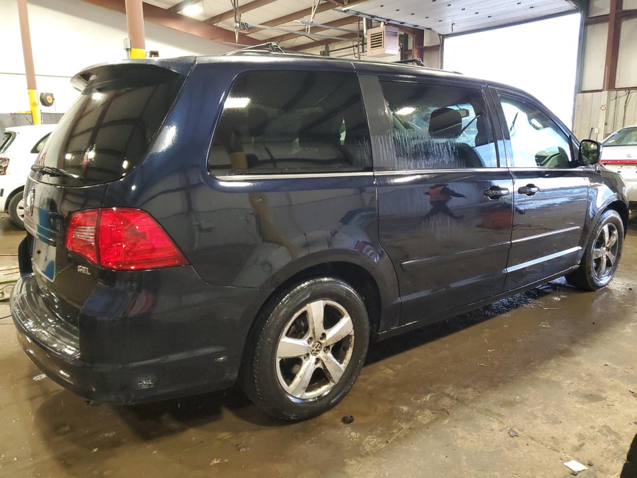 2011 Volkswagen Routan - Image 3