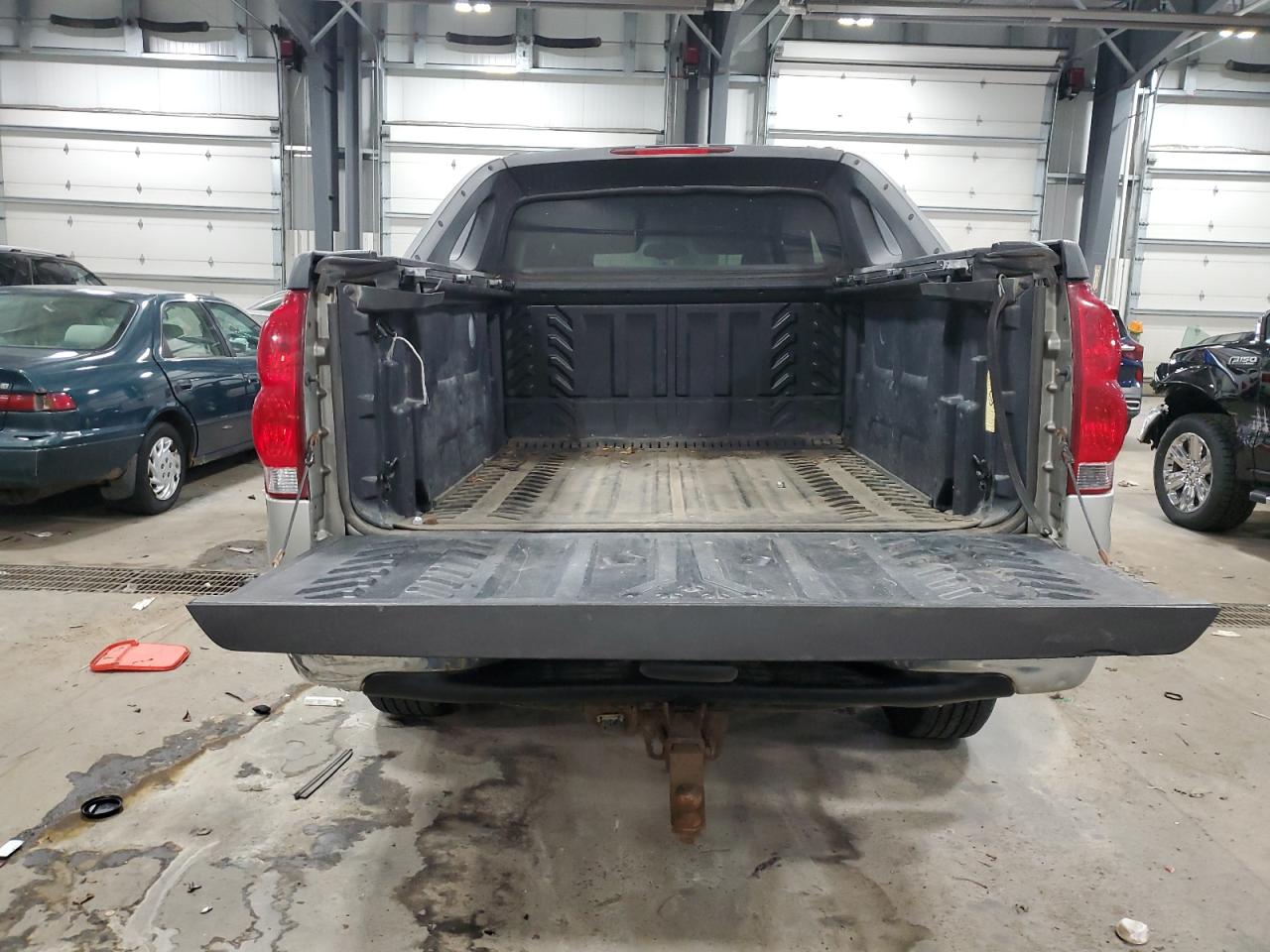 2004 Chevrolet Avalanche - Image 6