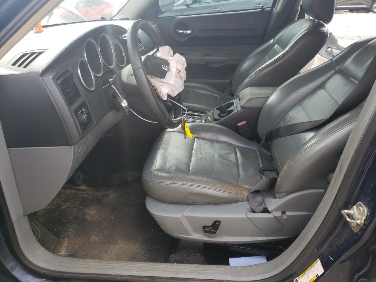 2005 Dodge Magnum - Image 7