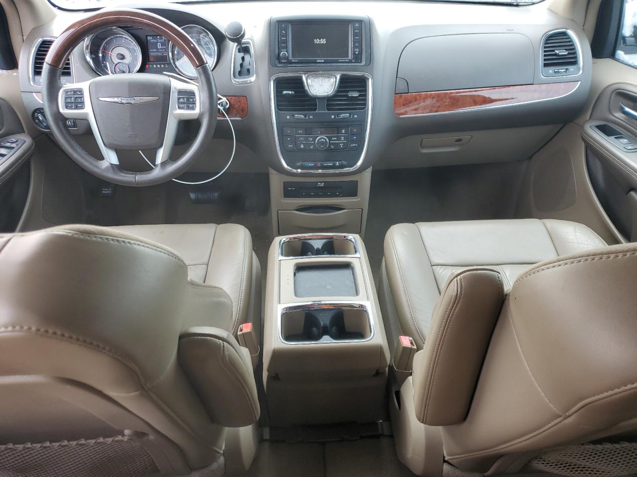 2016 Chrysler Town & Country - Image 8
