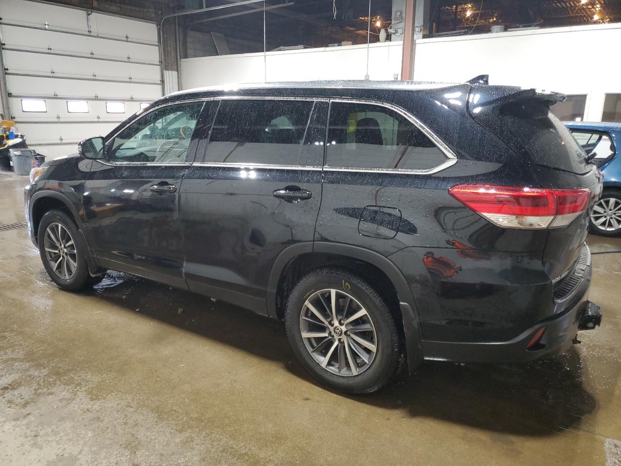 5TDJZRFH4KS588951 2019 TOYOTA HIGHLANDER - Image 2