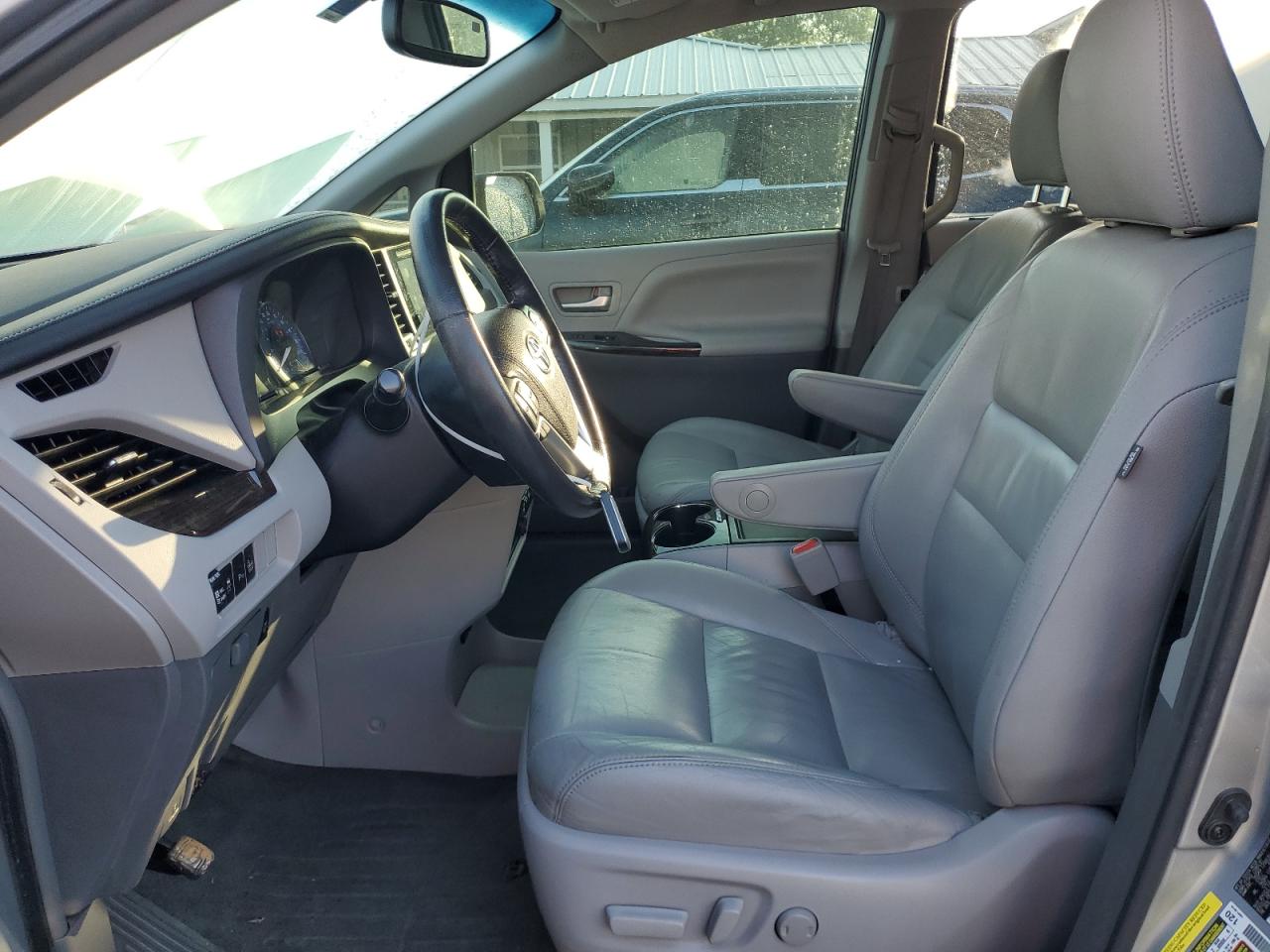 2017 Toyota Sienna - Image 7